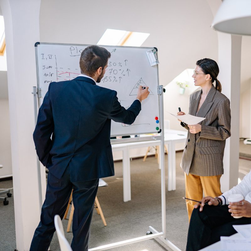 Bảng trắng di chuyển thông minh xu hướng làm việc linh hoạt 9 Bảng trắng thông minh tích hợp bánh xe chắc chắn, phù hợp môi trường văn phòng năng động, hỗ trợ họp nhóm, đào tạo và ghi chú công việc nhanh chóng mỗi ngày.