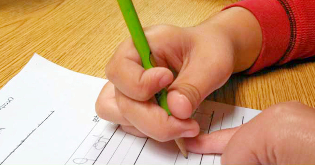 Vì sao trẻ phải cầm bút đúng khi mới đi học? Dạy trẻ cách cầm bút đúng chuẩn