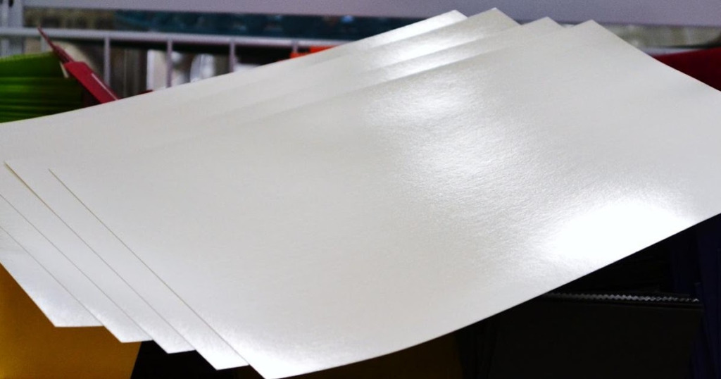 Phân biệt giấy couches với một số chất liệu giấy khác