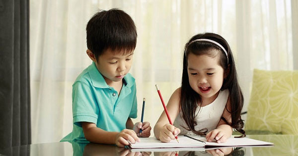 Cầm bút đúng cách là yếu tố quan trọng và quyết định hàng đầu đến chất lượng chữ viết của học sinh