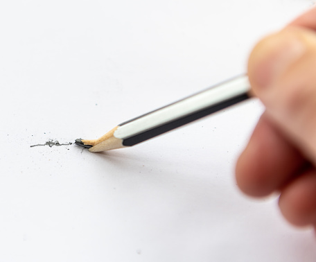 Cách xử lý khi ruột bút chì bị gãy trong quá trình sử dụng