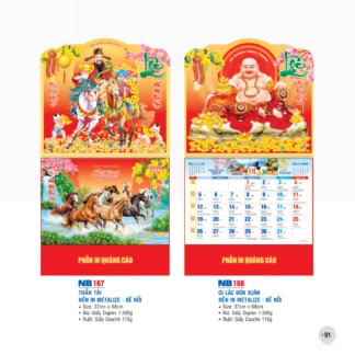 Thần Tài cưỡi ngựa vàng, tay cầm thỏi vàng, xung quanh là tiền vàng và pháo đỏ. Chữ “Lộc” nổi bật – tượng trưng chiêu tài, đón lộc, may mắn cả năm.