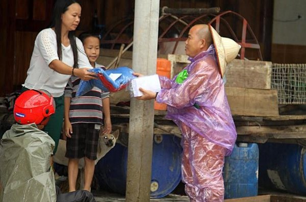 Tặng quần áo mới cho người nghèo