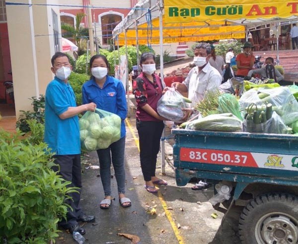 Tặng lương thực, thực phẩm cho người nghèo