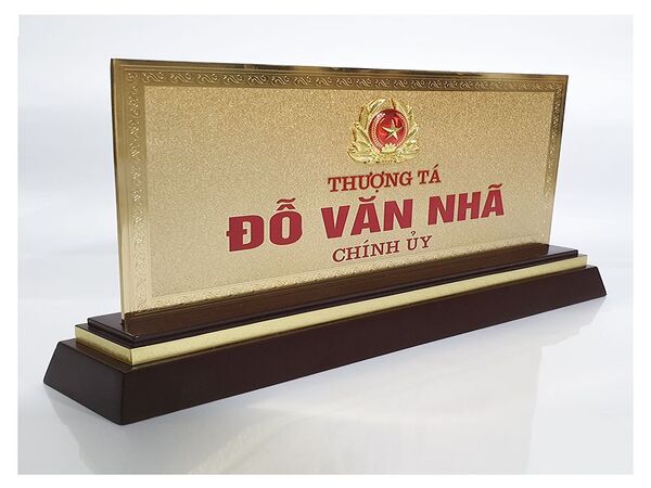 Biển chức danh bằng gỗ và đồng