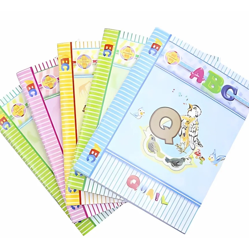 Bộ vở học sinh nhiều màu sắc nổi bật, có in hình thú hoạt hình và chữ cái ABC, giúp các bé vừa học vừa chơi, kích thích trí tưởng tượng và khả năng ghi nhớ.