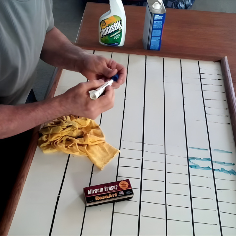 tay muc but long tren bang tu trang don gian